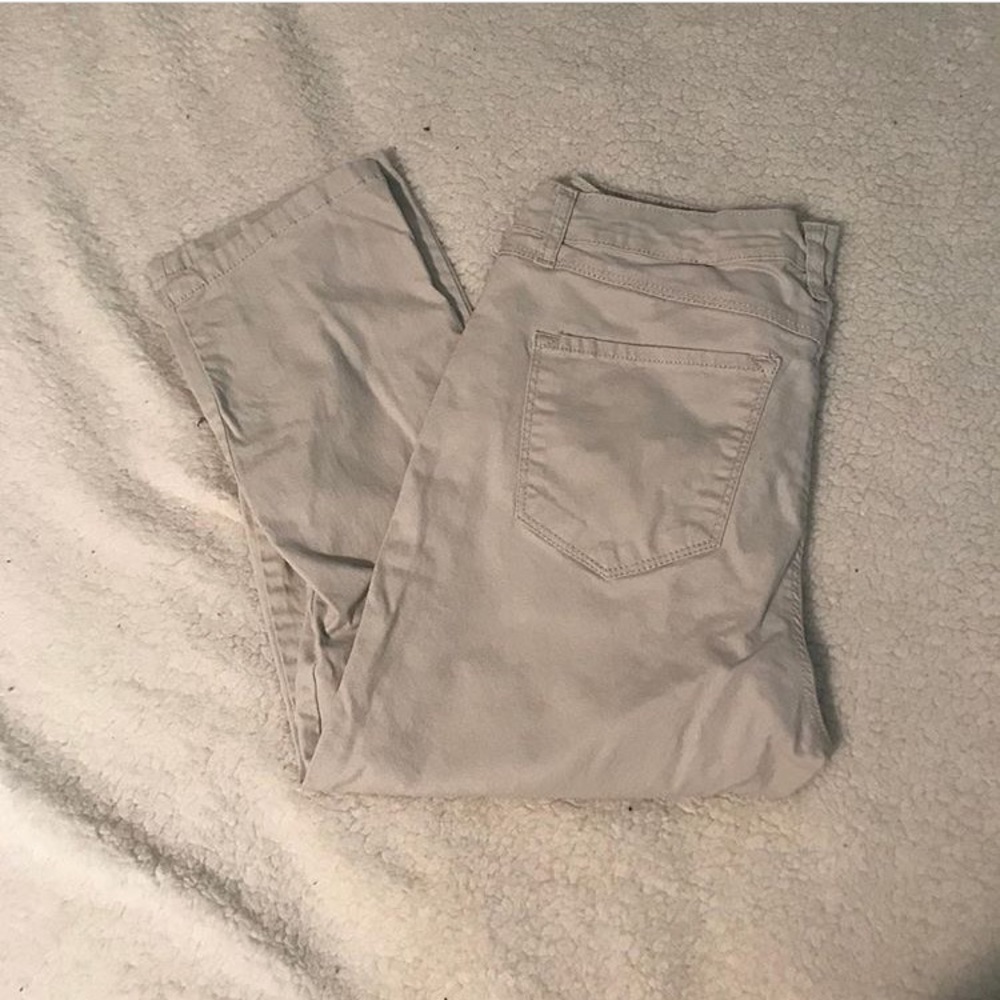 Gloria Vanderbilt khaki capris